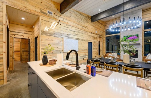 Pickens Cabin | Screech Owl Cabin · Luxury Getaway: EV Charger, Game Table & Hot Tub