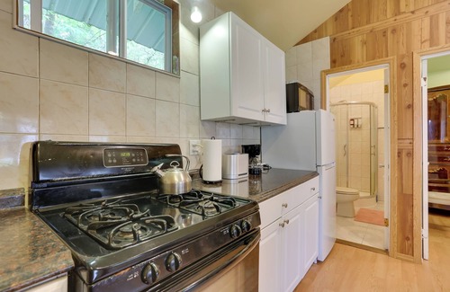 Mongaup Valley Cabin | Screened Porch & Pool: Cabin Near Bethel Woods!
