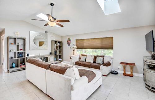 Deltona Lakes House | Screened Porch Waterfront Home in Deltona!