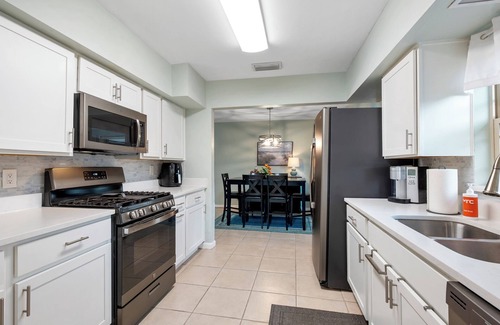 Yacht Club House | SE Cape Coral Pool & Hot Tub Oasis — Walk to Beach!