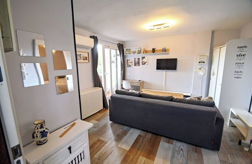 San Martin de Valdeiglesias Apartment | Serene Lakeview Retreat