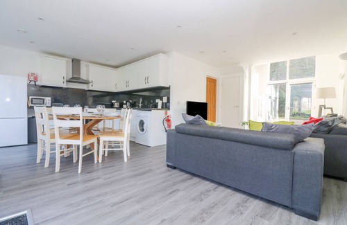 Porthtowan Cottage | SEA BREEZE 17 GANNEL, pet friendly, with a garden in Porthtowan