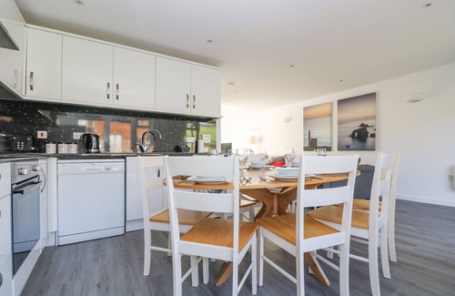 Porthtowan Cottage | SEA BREEZE 17 GANNEL, pet friendly, with a garden in Porthtowan