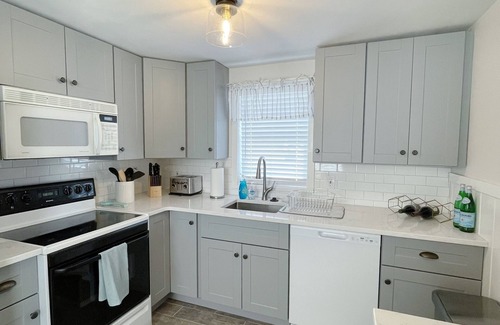 Hampton Cottage | Sea Breeze Cottage - newly renovated - sleeps 6