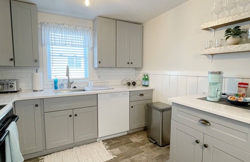 Hampton Cottage | Sea Breeze Cottage - newly renovated - sleeps 6