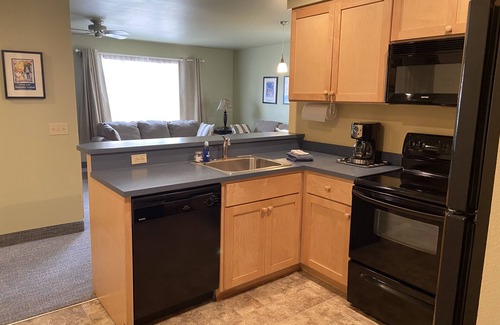 Downtown Cannon Beach Hotel | Sea Breeze Court
