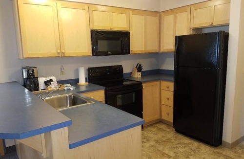 Downtown Cannon Beach Hotel | Sea Breeze Court