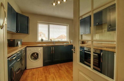 South Hayling Apartment | Sea Breeze Haven | 4 Beds with Stunning Views