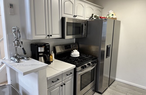 Pico Apartment | "Sea Breeze" Loft w/Huge Private Roof Deck! Beach & Promenade!