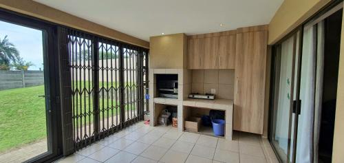 Margate Beach Apartment | Sea Breeze West