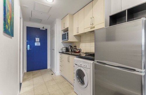 Takapuna Apartment | Sea City Views Takapuna Studio w Carpark