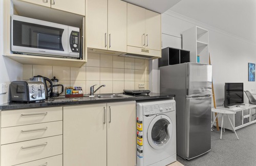 Takapuna Apartment | Sea City Views Takapuna Studio w Carpark
