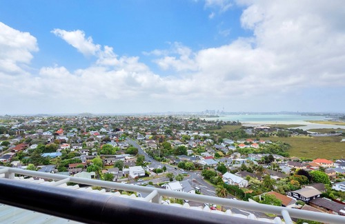 Takapuna Apartment | Sea City Views Takapuna Studio w Carpark