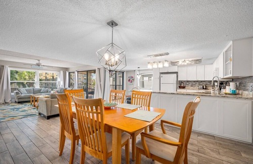 Indian Shores Condo | Sea Club 9-52 - Steps from the beach in Indian Shores!