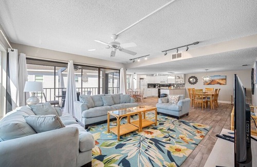 Indian Shores Condo | Sea Club 9-52 - Steps from the beach in Indian Shores!