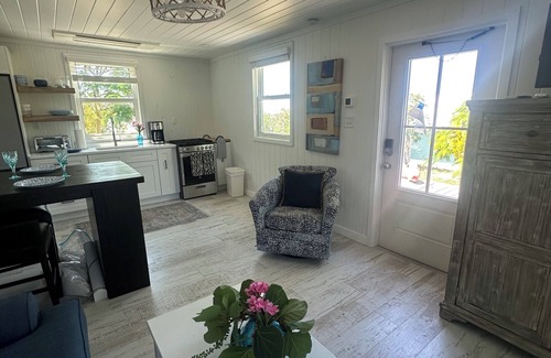 Green Turtle Cay House | Sea cottage 2/1 in white sound on GTC Abaco Bahamas full kitchen, AC & WiFi