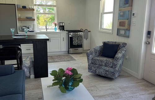 Green Turtle Cay House | Sea cottage 2/1 in white sound on GTC Abaco Bahamas full kitchen, AC & WiFi