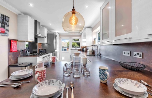 Peacehaven House | Sea Downs House with Free Parking | By My Getaways