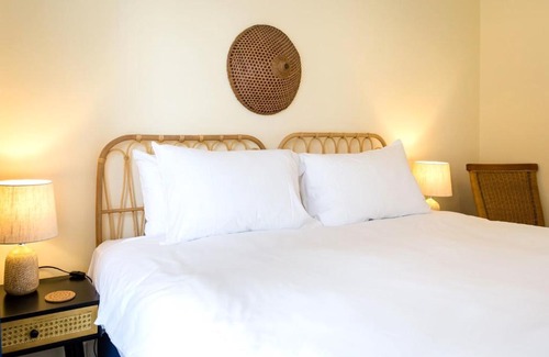 Eastbourne Seafront Apartment | Sea Downs - moments from beach
