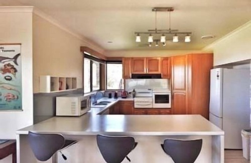 Surveyors Bay House | Sea Eagle, Dover's beautiful Roaring Beach