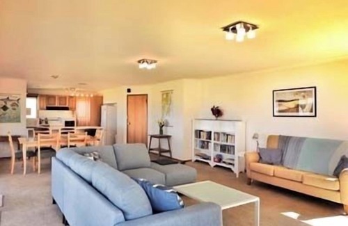 Surveyors Bay House | Sea Eagle, Dover's beautiful Roaring Beach