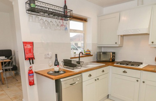 Kinmel Bay Cottage | SEA-ESTA BWTHYN, family friendly, with open fire in Kinmel Bay