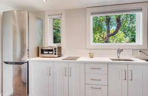 Brentwood Bay Apartment | Sea-esta Suite