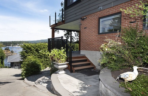 Brentwood Bay Apartment | Sea-esta Suite