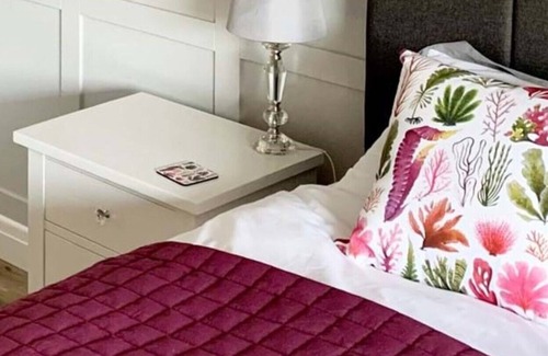Fylingthorpe Cottage | Sea Fern Cottage - Walking Distance to the Beach!