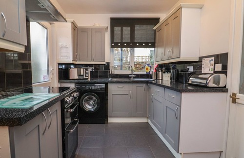 Hornsea Cottage | SEA FRONT APARTMENT, pet friendly, country holiday cottage in Hornsea