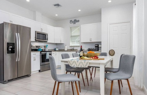 Naples Park House | Sea Gem Retreat. Beach*Wine*Dine*Relax. Repeat!