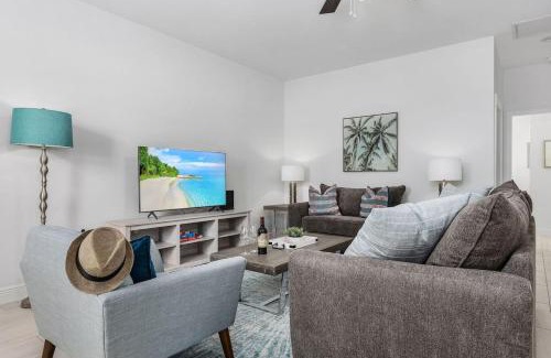 Naples Park House | Sea Gem Retreat. Beach.Wine.Dine.Relax.Repeat