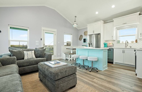 Crystal Beach House | Sea Glass Cottage - Super Cute! Outdoor bar, pet friendly, Sleeps 9