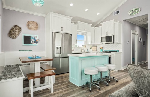 Crystal Beach House | Sea Glass Cottage - Super Cute! Outdoor bar, pet friendly, Sleeps 9