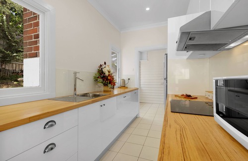 Montello House | Sea Glass Cottages: Family and friend's retreat Burnie - 3 minutes to the beach!