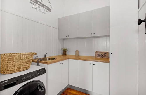 Montello House | Sea Glass Cottages: Family and friend's retreat Burnie - 3 minutes to the beach!