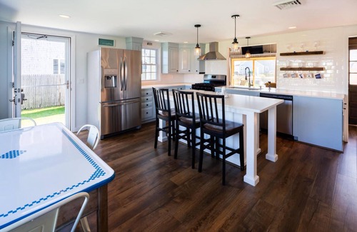 West Dennis House | "Sea Gypsy" Waterfront newly renovated, beautiful views, dock, beach!