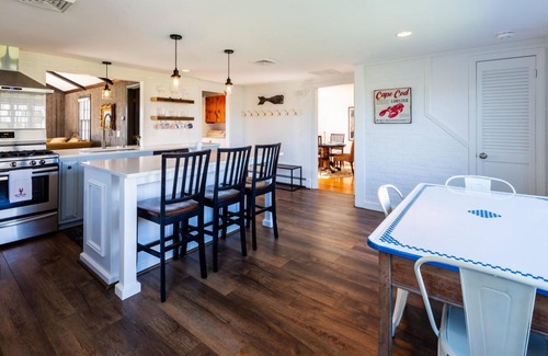 West Dennis House | "Sea Gypsy" Waterfront newly renovated, beautiful views, dock, beach!