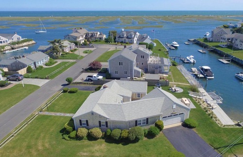 West Dennis House | "Sea Gypsy" Waterfront newly renovated, beautiful views, dock, beach!