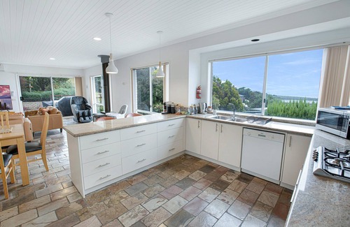Lakes Entrance House | Sea Haven - Perfect for large families, with a great ocean view