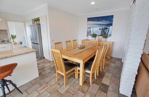 Lakes Entrance House | Sea Haven - Perfect for large families, with a great ocean view