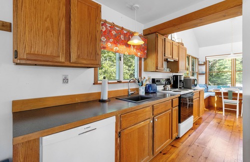 Waldoboro Cottage | Sea Heather Cottage: Sunny Waterfront Escape for Nature Lovers