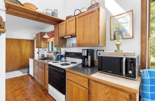 Waldoboro Cottage | Sea Heather Cottage: Sunny Waterfront Escape for Nature Lovers