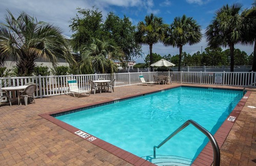 Emerald Waters Village House | Sea La Vie B | Community Pool & Beach Access only 4-Min Walk Away + 2 Bikes
