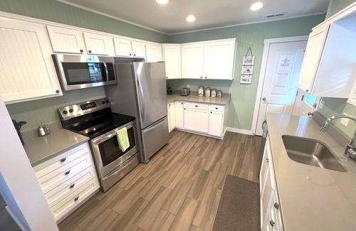 Seaside House | Sea La Vie - Just one block to beach and close walk to downtown!