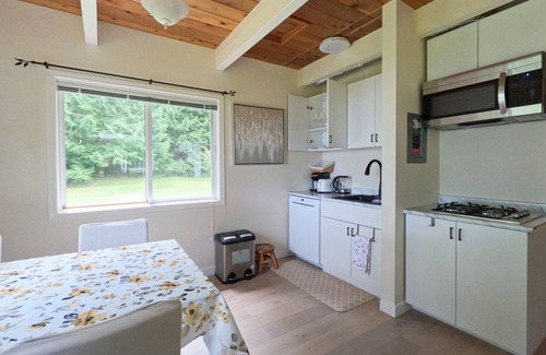 Regional District of Nanaimo Cottage | Sea La Vie Rare Peaceful Hidden Gem