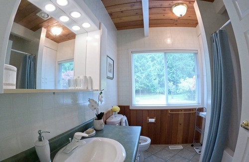 Regional District of Nanaimo Cottage | Sea La Vie Rare Peaceful Hidden Gem