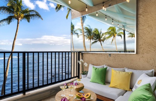 Maalaea Condo | Sea La Vie Secluded Oceanfront condo, Magical Sunrise romantic honeymoon Getaway