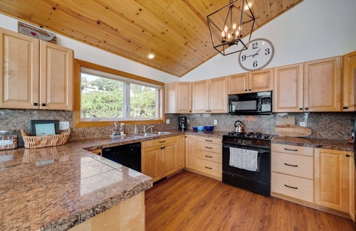 Manzanita House | Sea LaVie MCA#1020-Oceanview, dogs ok, Gas BBQ, Firepit, 4 bdrm., fenced yard