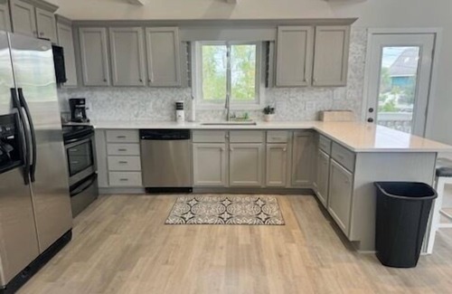 Shoreline Park House | Sea Level BSL 3BR 3BA Waterfront